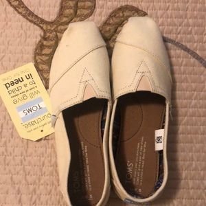 NWT Toms canvas classic slip ons